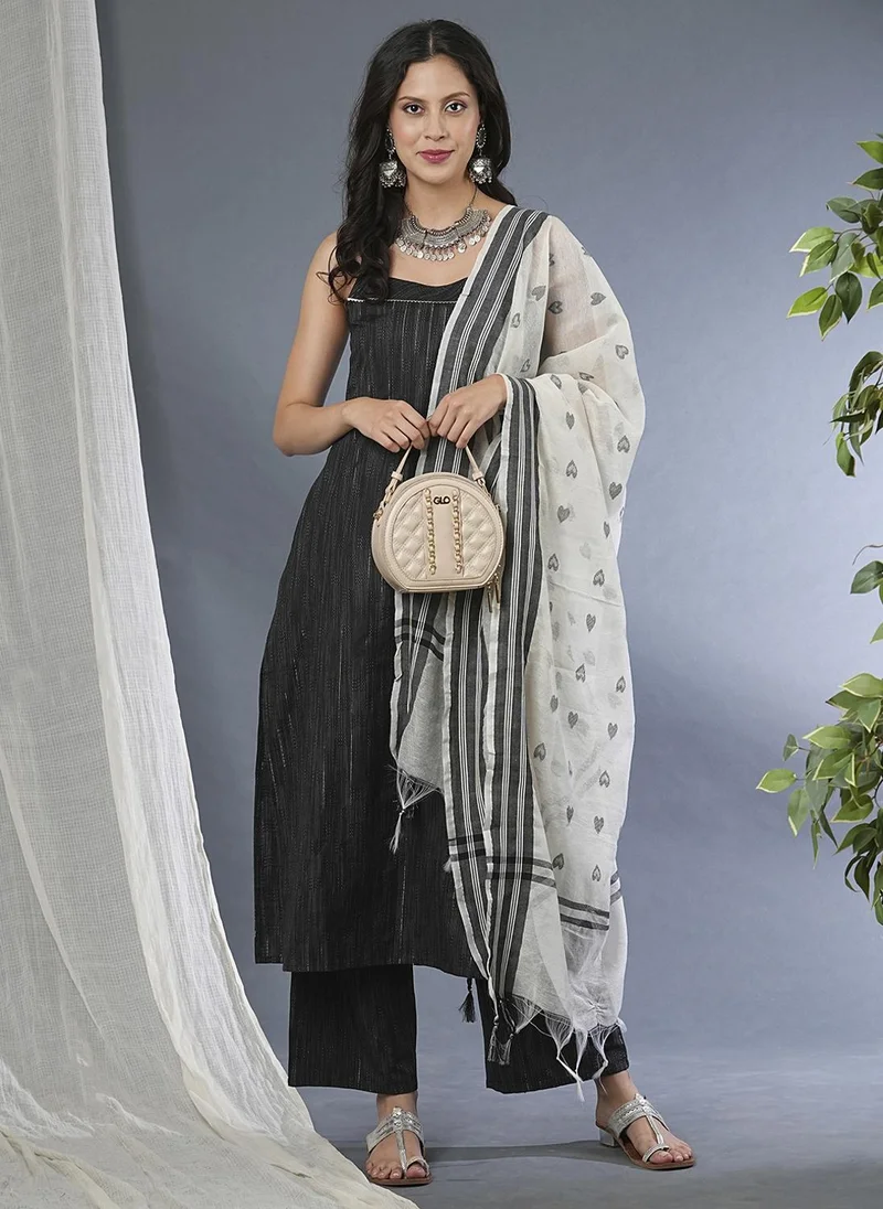 جلو باص جلوبس كورتا نسائية مستقيمة بتصميم يارن دايد مع بنطلون ودوباتا